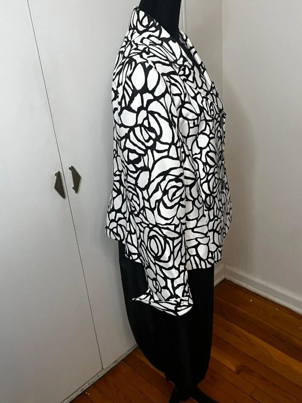 Le Suit - Black and White Floral Pattern Blazer + Black Skirt - Picture 5 of 5